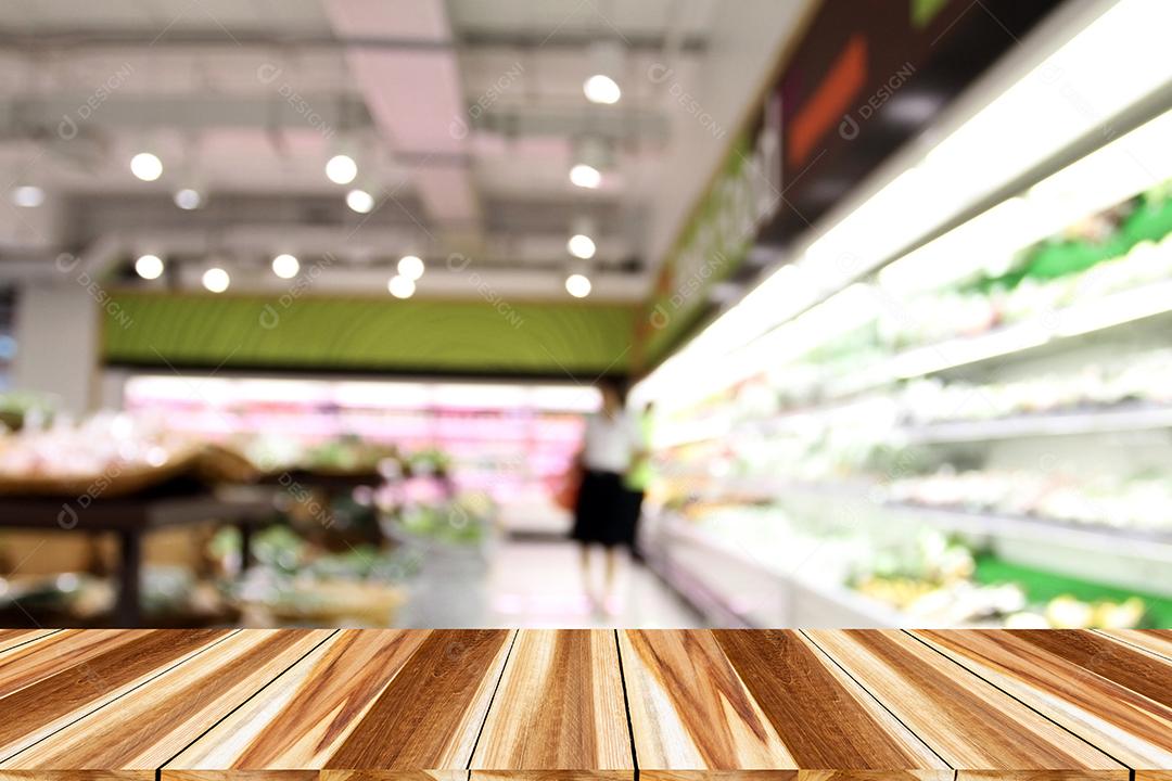 Perspectiva de madeira e prateleiras de madeira superiores vazias de supermercado/shopping para fundo e compras