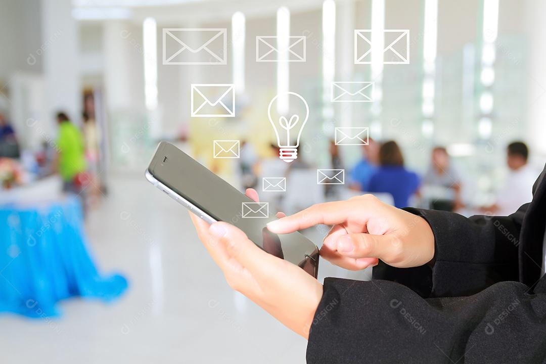 Empresários e mulheres estão usando telefone inteligente móvel e sensível ao toque para comunicação e verificação