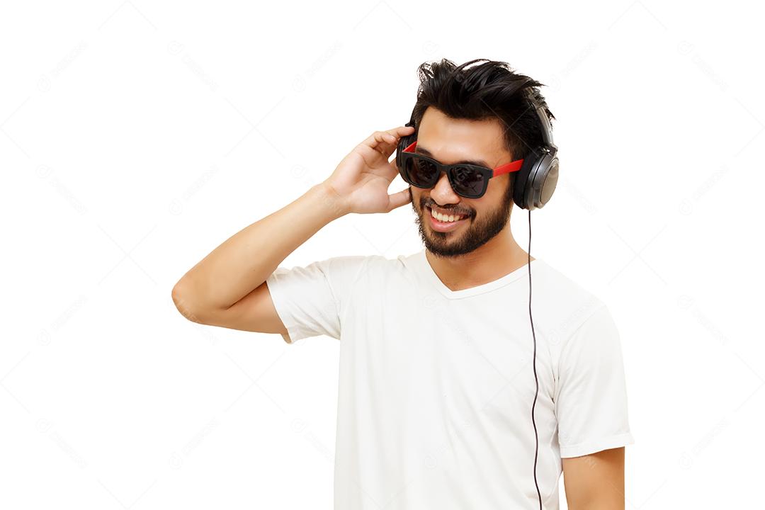 Homem bonito asiático com bigode, sorrindo e rindo ouve música com fones de ouvido isolados em fundo branco