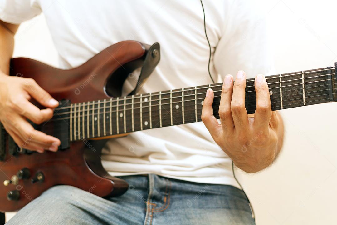 Bonitos jovens asiáticos tocando guitarra