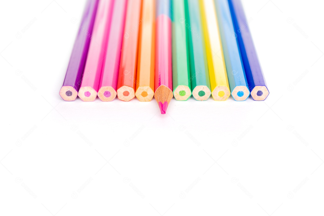 Lápis de cor circular em um fundo branco - de volta ao conceito de escola
