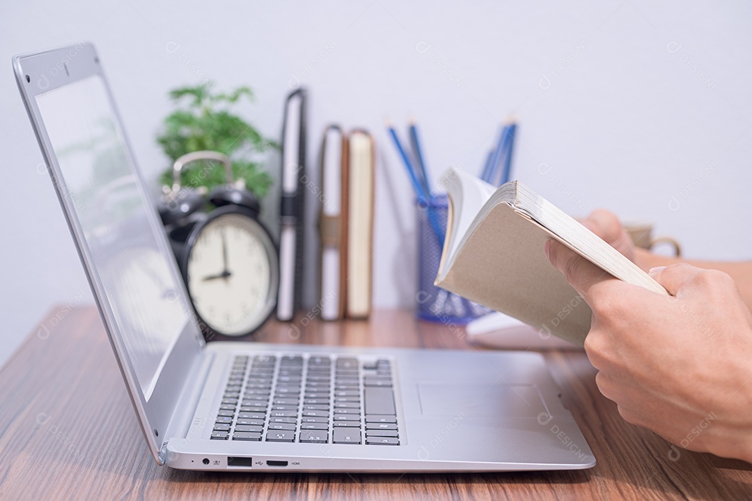 Mão usando um laptop Na mesa da sala