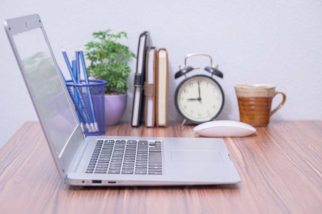 Notebook foi colocado na escrivaninha da sala