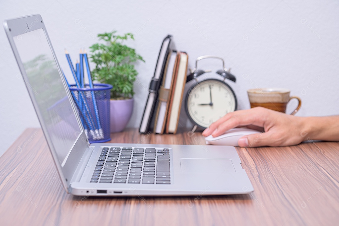 Mão usando um laptop Na mesa da sala