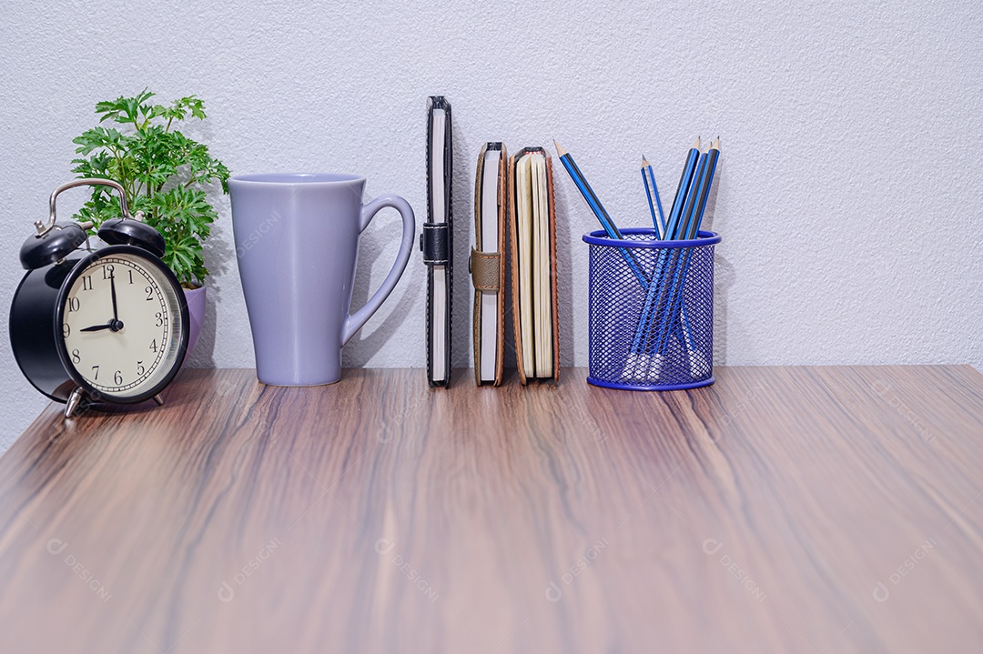 Livros e copos estão na mesa da sala