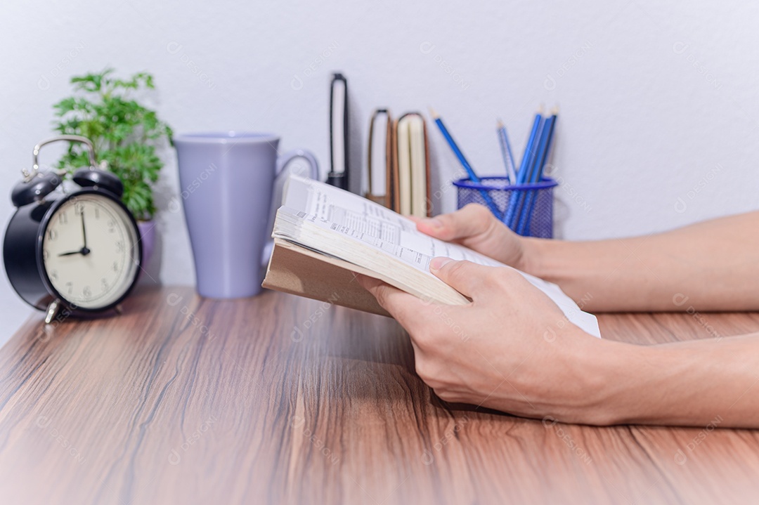 Conceito de amor para ler filmes, mão segurando um livro na mesa da sala