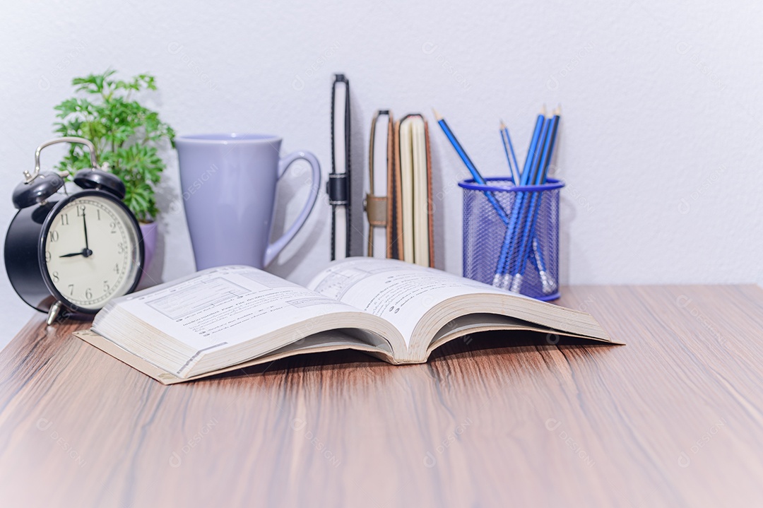 Conceito de ler um livro está na mesa da sala