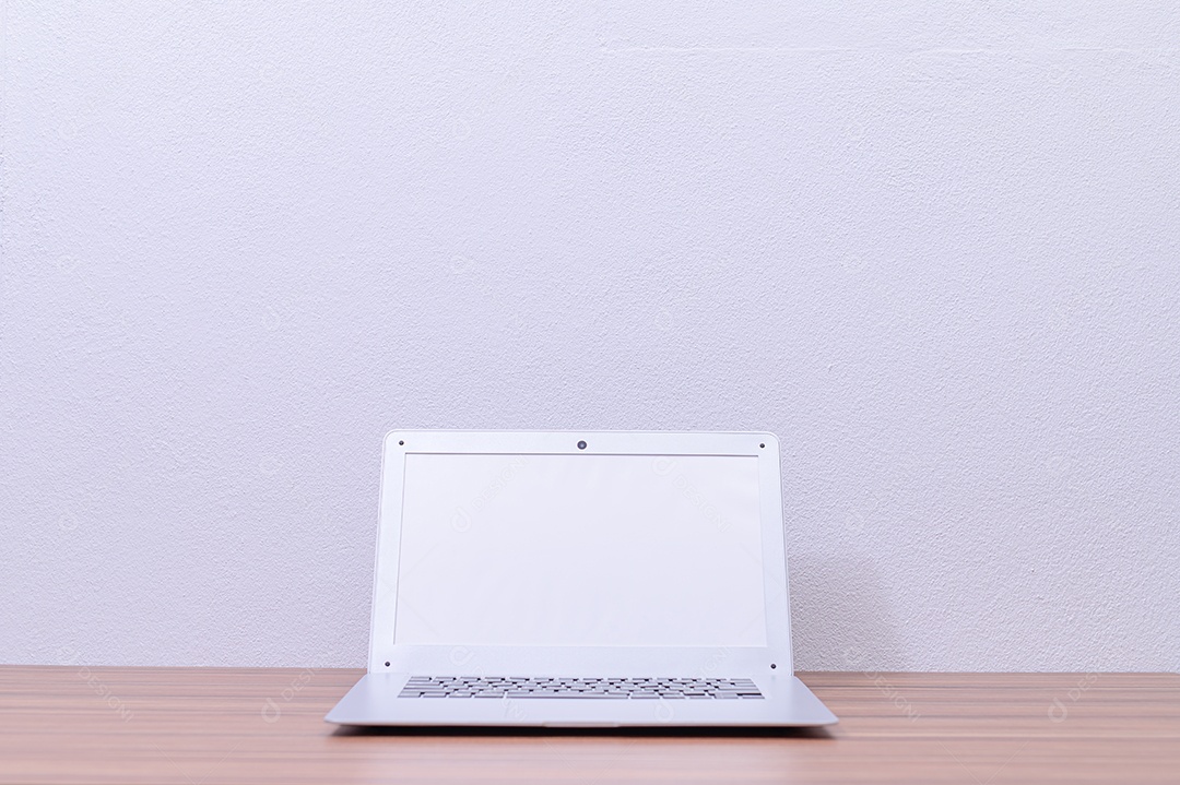 Notebook foi colocado na escrivaninha da sala