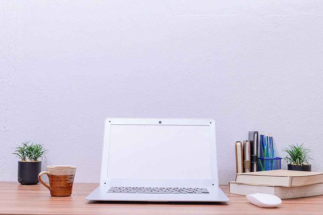 Notebook foi colocado na escrivaninha da sala