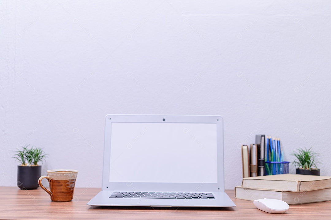 Notebook foi colocado na escrivaninha da sala