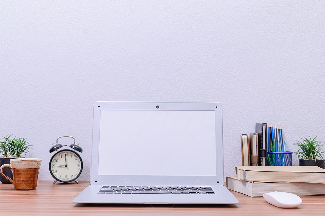 Notebook foi colocado na escrivaninha da sala