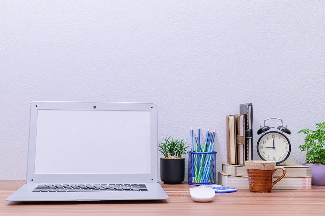 Notebook foi colocado na escrivaninha da sala