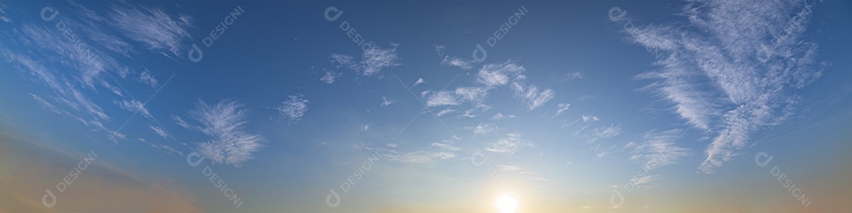 Céu panorâmico e nuvens Luz do sol à noite