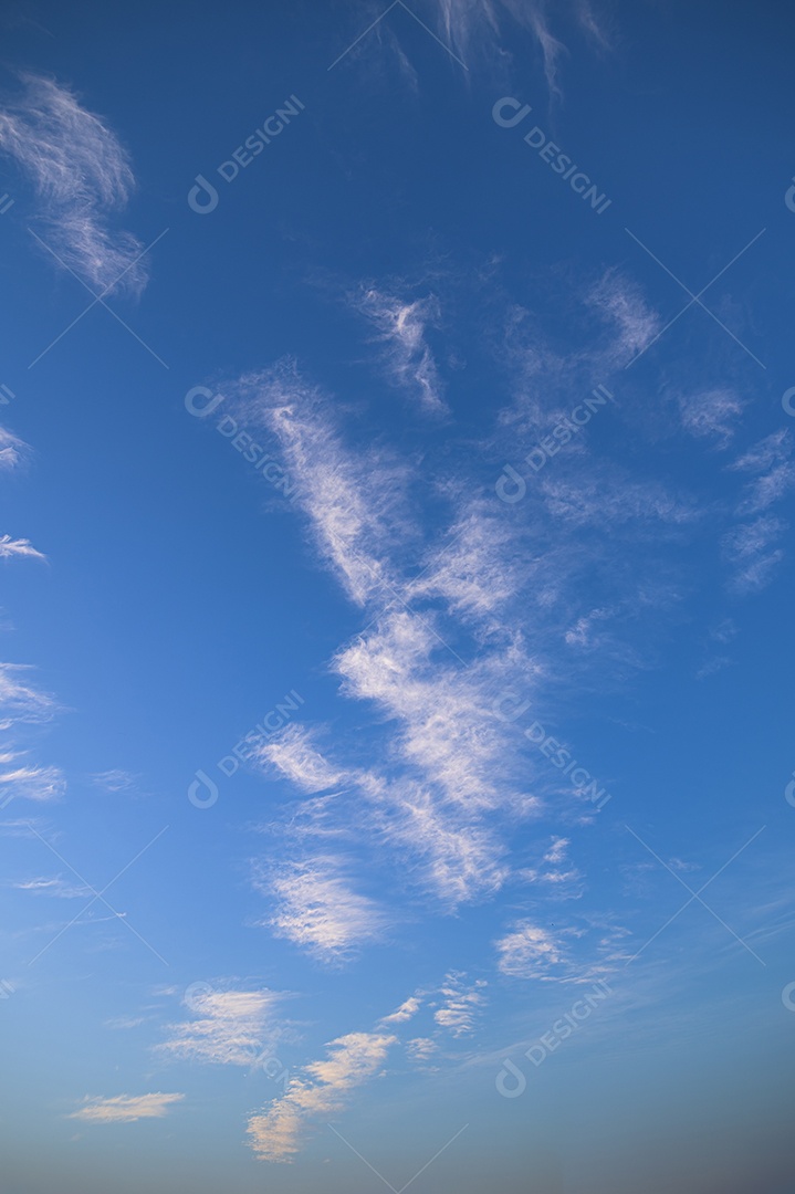 Céu panorâmico e nuvens Luz do sol à noite