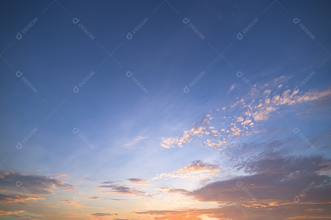 Céu panorâmico e nuvens Luz do sol à noite
