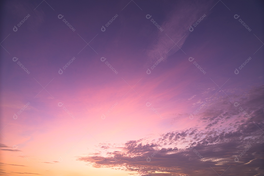 Céu panorâmico e nuvens Luz do sol à noite