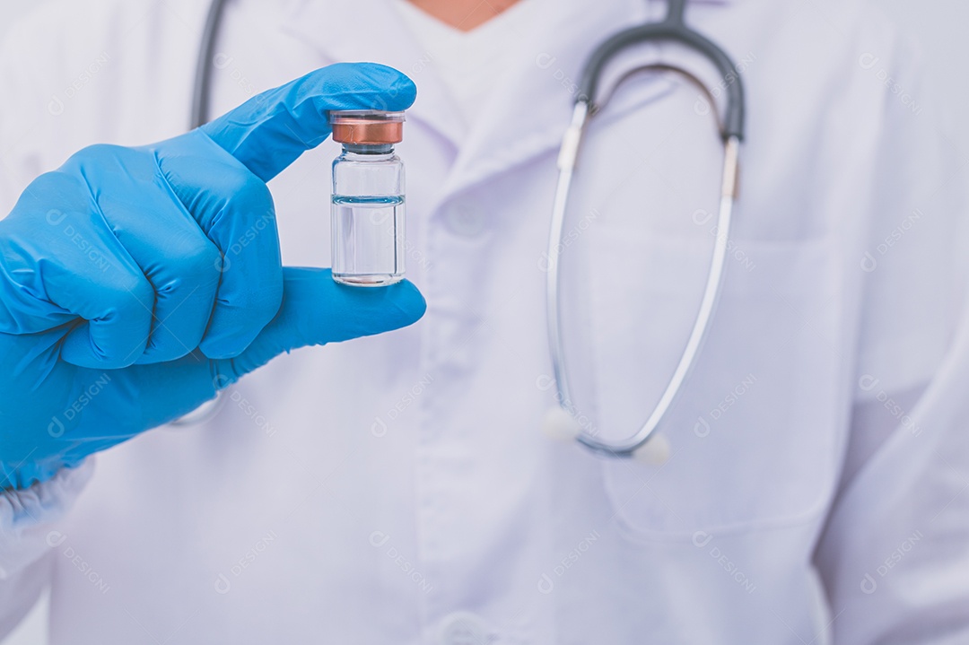 Médico está usando uma vacina para prevenir germes.