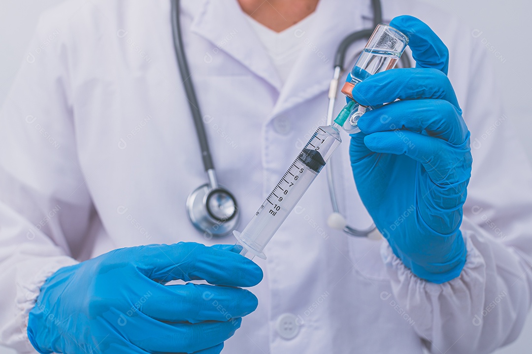 Médico está usando uma vacina para prevenir germes.