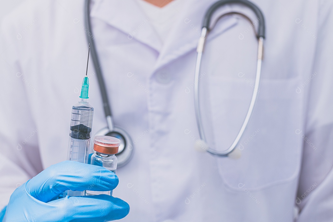 Médico está usando uma vacina para prevenir germes.