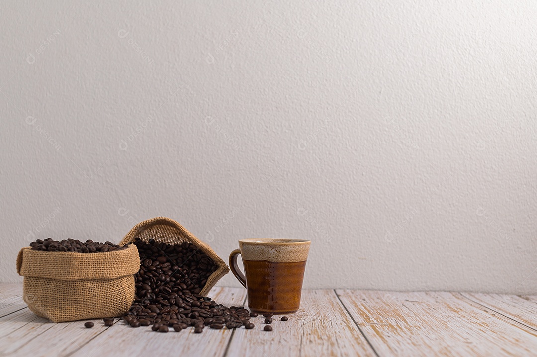 Adoro beber café, canecas de café e grãos de café