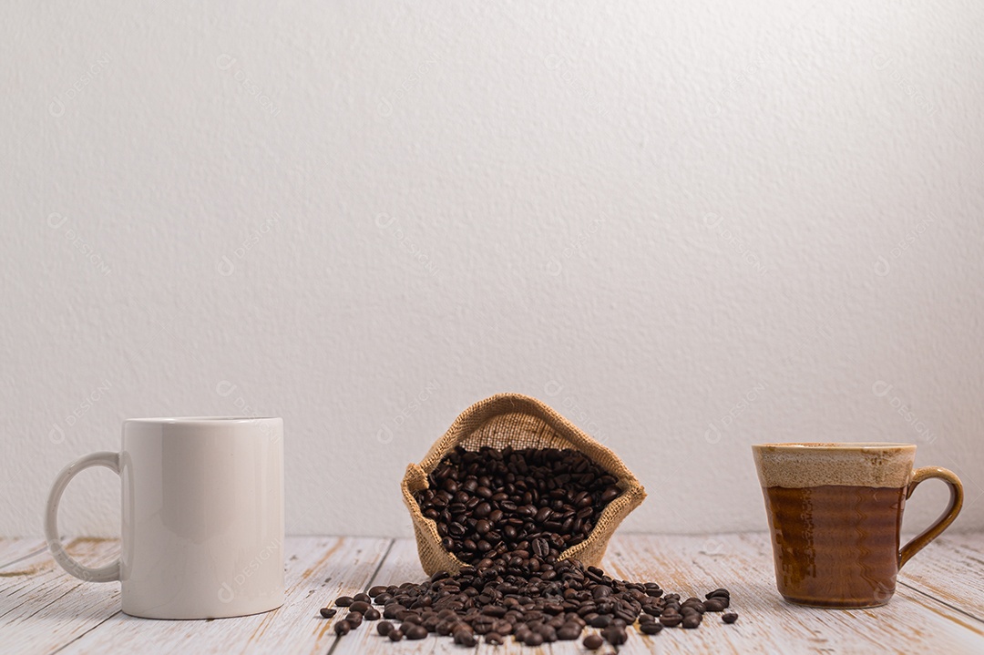 Adoro beber café, canecas de café e grãos de café