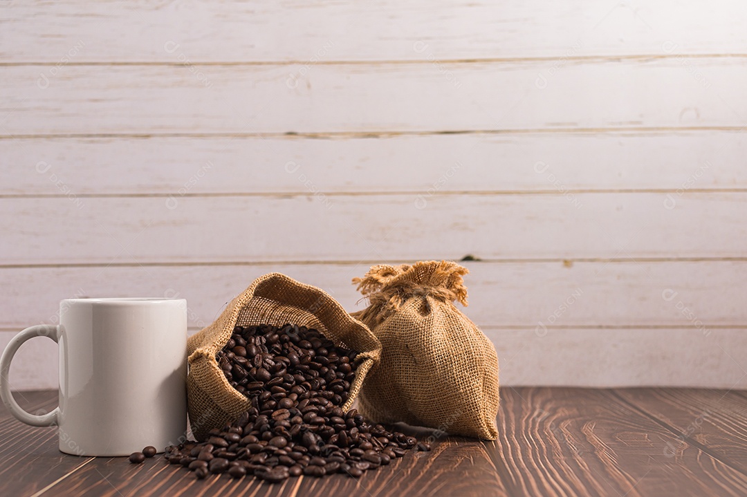 Adoro beber café, canecas de café e grãos de café