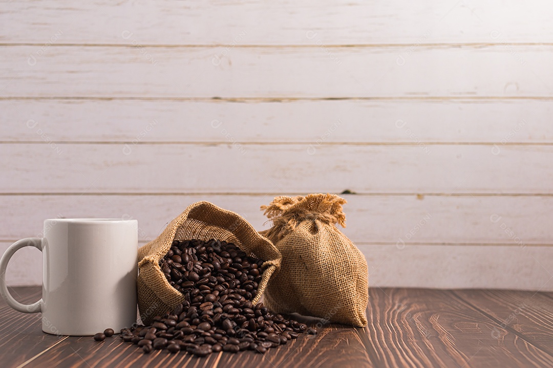 Adoro beber café, canecas de café e grãos de café