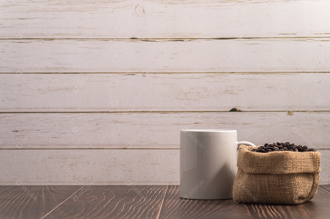 Adoro beber café, canecas de café e grãos de café