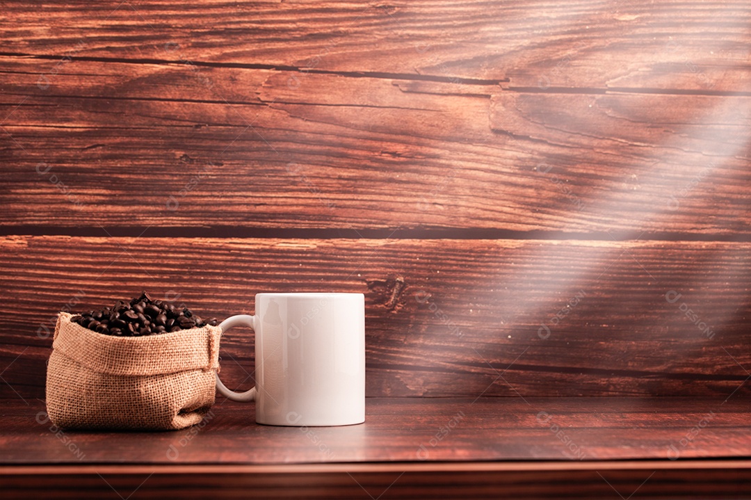 Adoro beber café, canecas de café e grãos de café