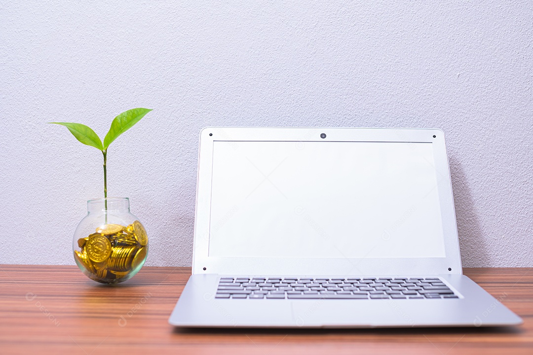 Conceito de computadores no negócio ganha dinheiro na mesa