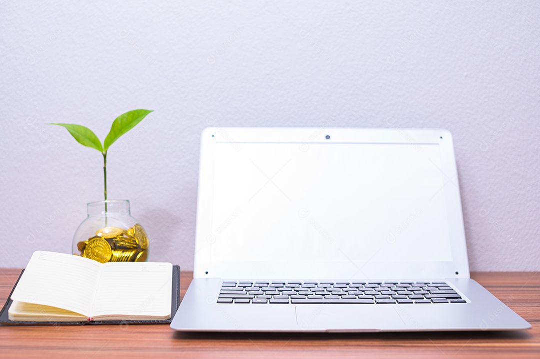 Conceito de computadores no negócio ganha dinheiro na mesax