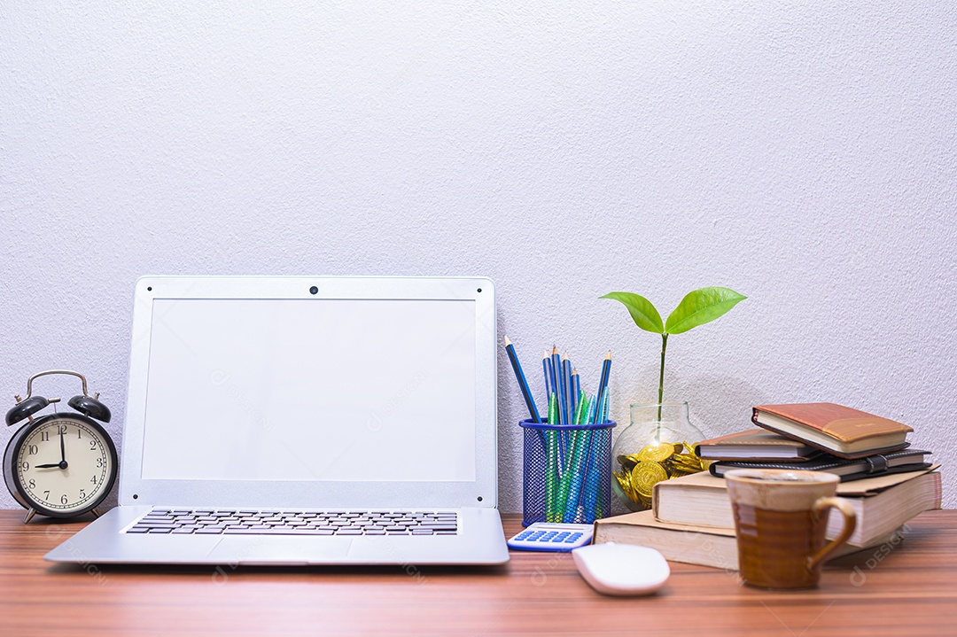 Conceito de computadores no negócio ganha dinheiro na mesa