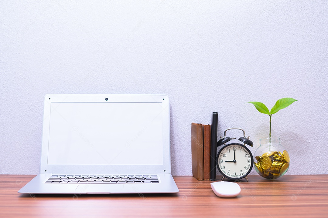 Conceito de computadores no negócio ganha dinheiro na mesa