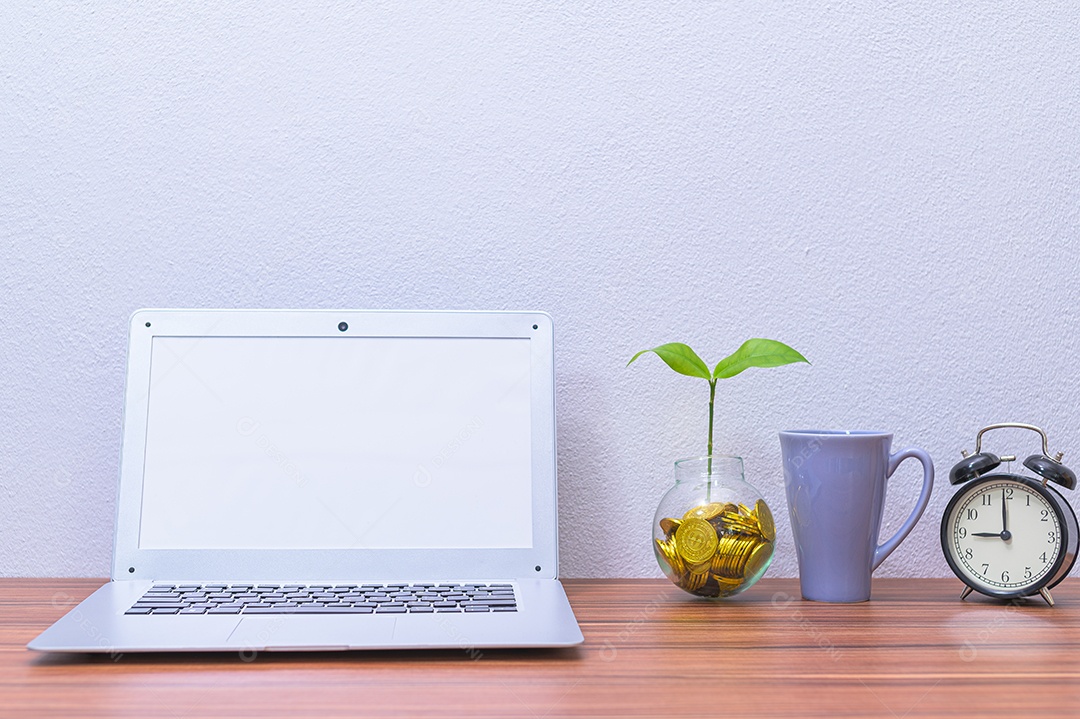 Conceito de computadores no negócio ganha dinheiro na mesa