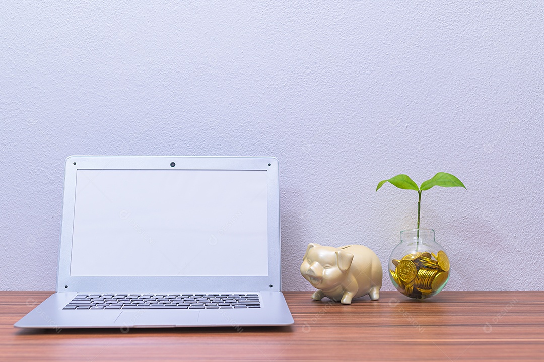 Conceito de computadores no negócio ganha dinheiro na mesa