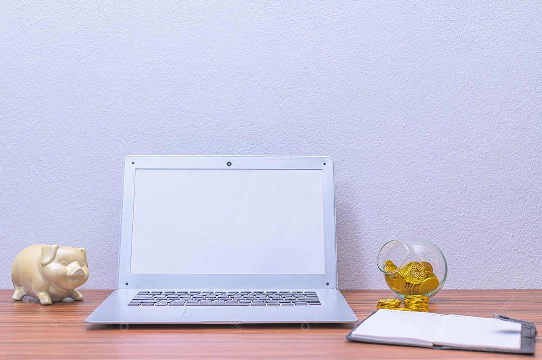 Conceito de computadores no negócio ganha dinheiro na mesa