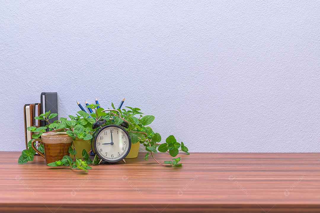 Relógio e a árvore estão na mesa