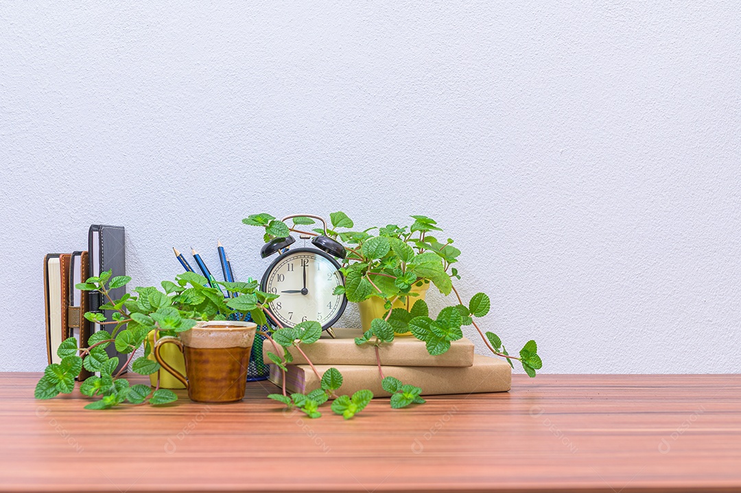 Livros e suprimentos estão em sua mesa