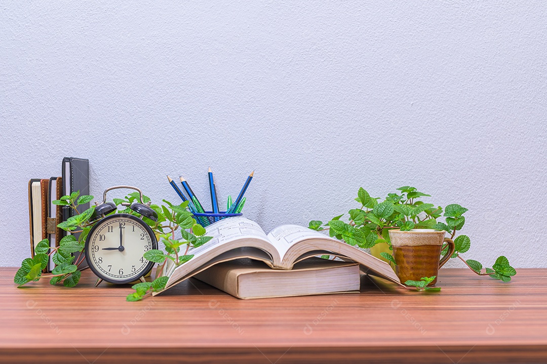 Livros e suprimentos estão em sua mesa