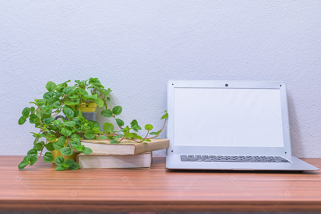 Notebook do homem de negócios está na mesa