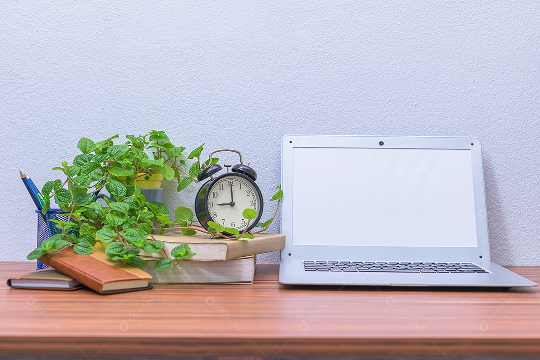 Notebook do homem de negócios está na mesa