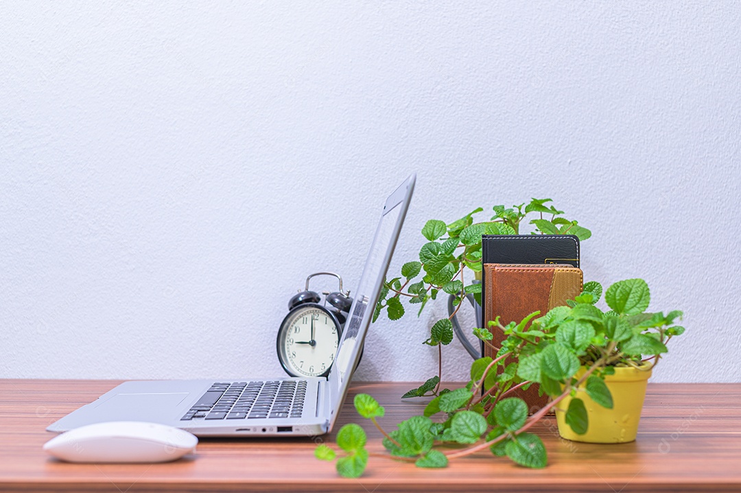 Notebook do homem de negócios está na mesa