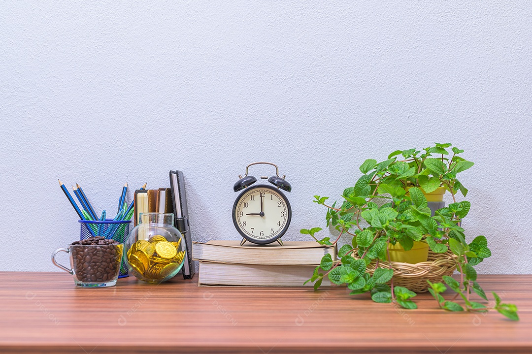 Livros e suprimentos estão em sua mesa