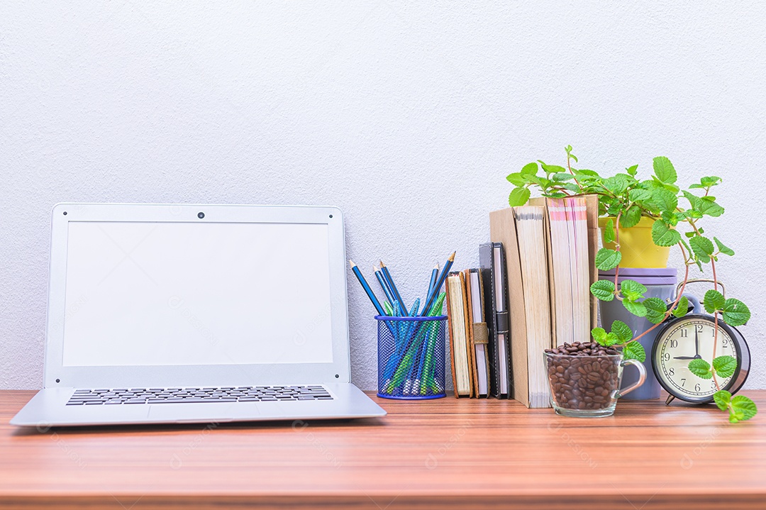 Notebook do homem de negócios está na mesa