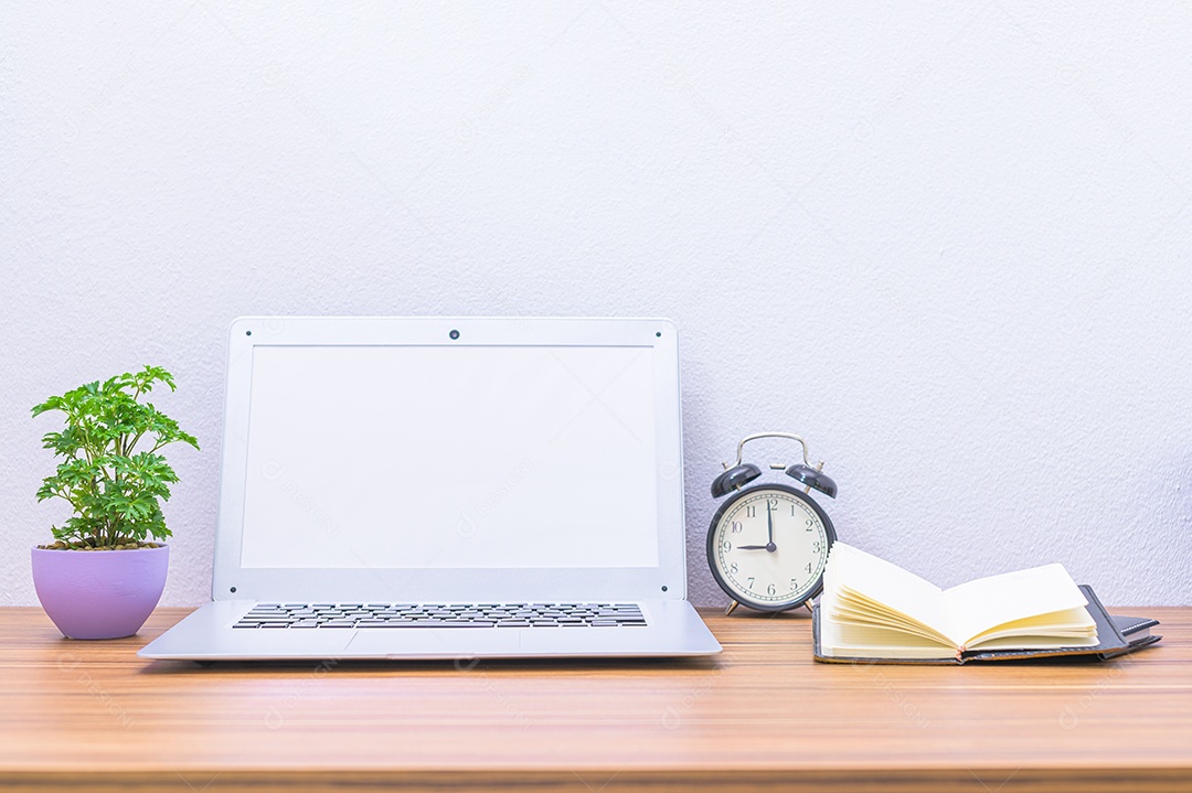 Notebook do homem de negócios está na mesa