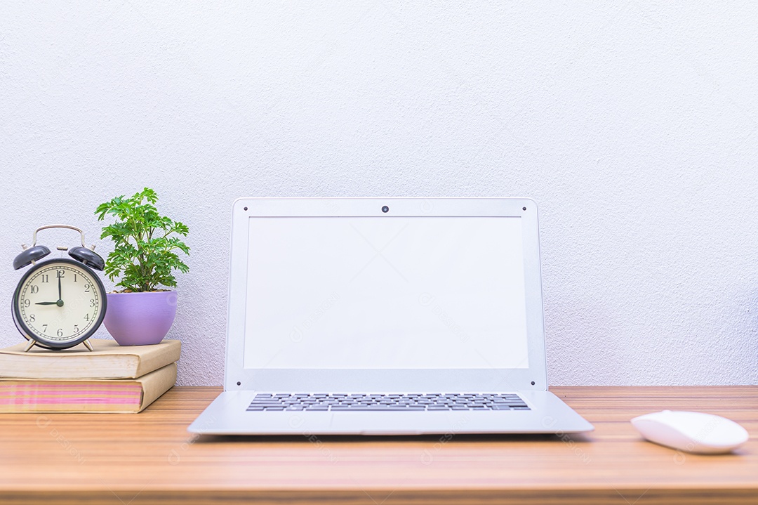 Notebook do homem de negócios está na mesa