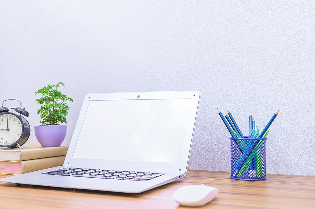 Notebook do homem de negócios está na mesa
