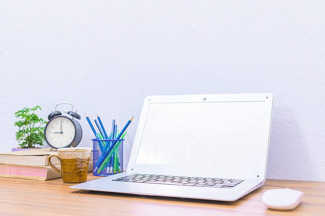 Notebook do homem de negócios está na mesa