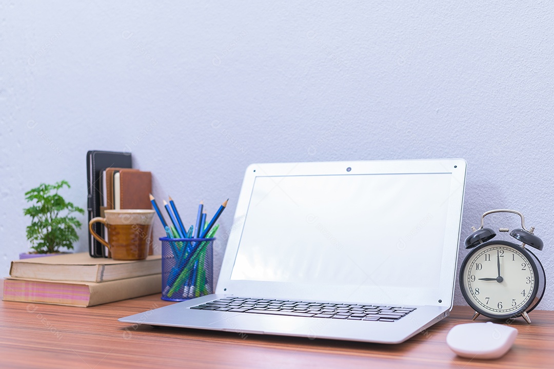 Notebook do homem de negócios está na mesa