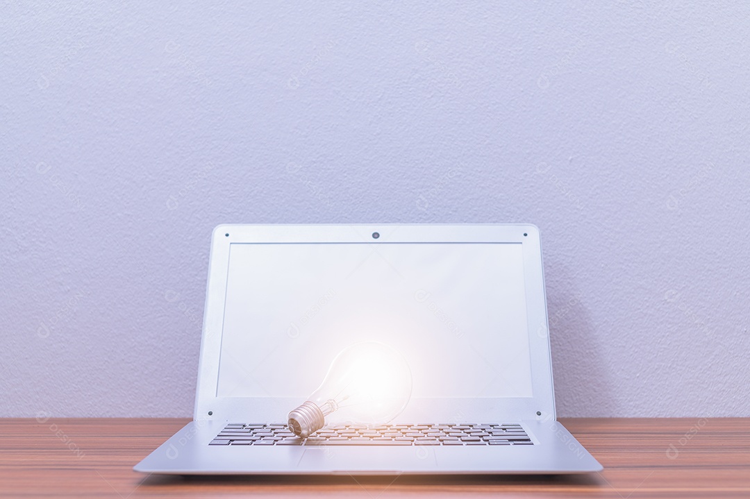 Notebook do homem de negócios está na mesa